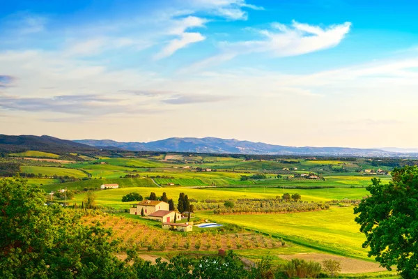 Maremma, paesaggio rurale al tramonto. Azienda agricola di campagna e fiel verde — Foto Stock