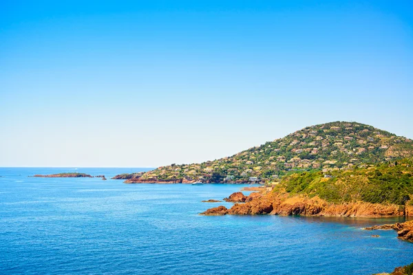 Agay v Esterel rocks beach pobřeží a moře. Cote Azur, Provence, — Stock fotografie