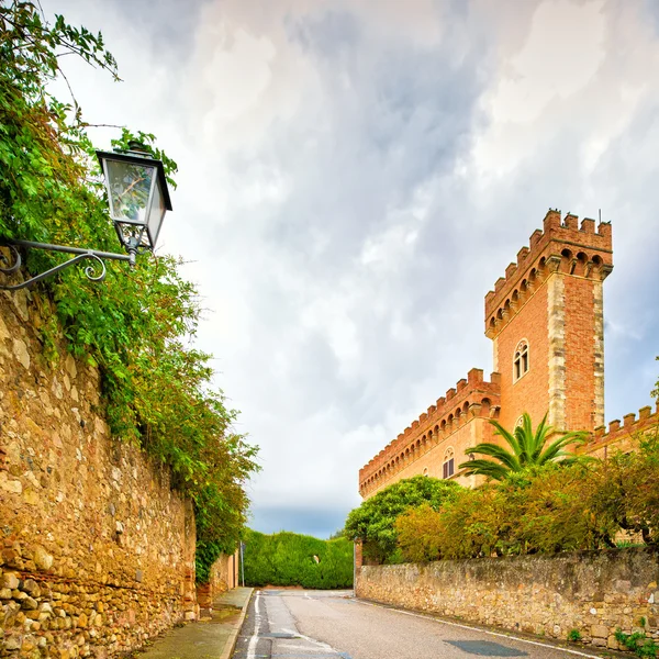 Pintu masuk desa abad pertengahan Bolgheri dan dinding luar dan menara . — Stok Foto