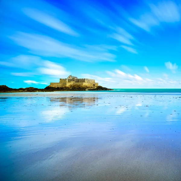 Saint Malo Fort National y playa, marea baja. Bretaña, Francia . — Foto de Stock