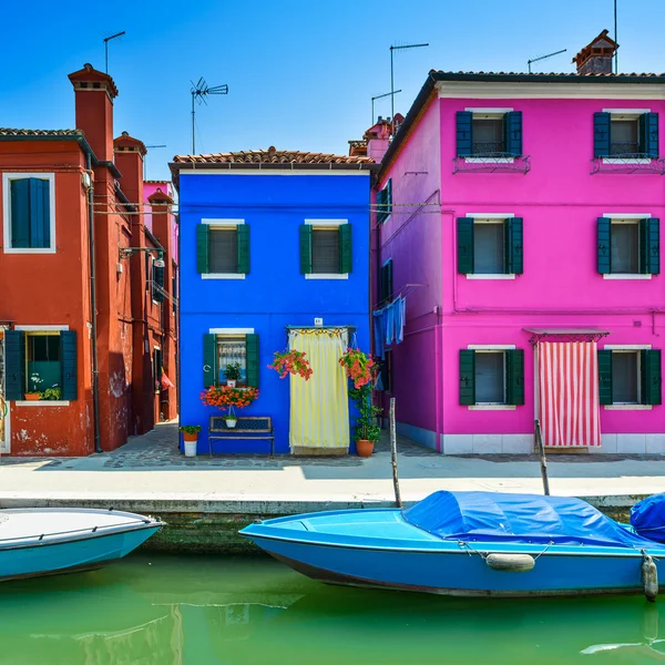 Landmark Velence, burano sziget csatorna, színes házak és hajóval, — Stock Fotó