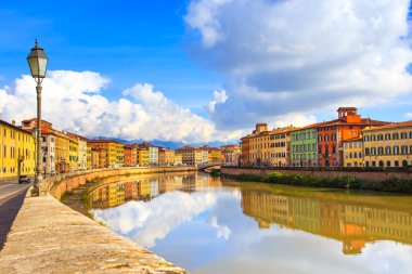 Pisa, Arno Nehri, lamba ve Binalar yansıması. Lungarno görünümü. 