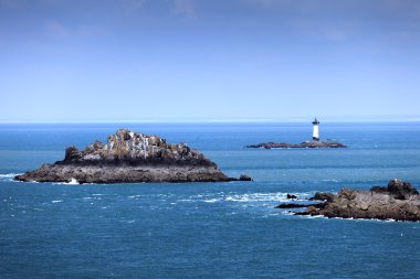 Brittany okyanus panorama, adalar ve deniz feneri du grouin gelin.