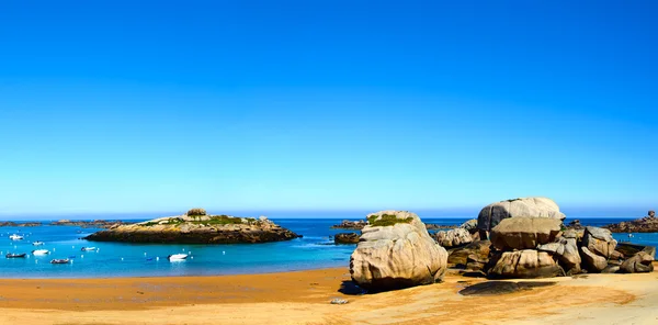 Tregastel, boats in beach bay. Pink granite coast, Brittany, Fra — Stock Photo, Image