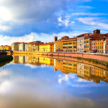 Pisa, Arno Nehri ve Binalar yansıma. Lungarno görünümü. Tuscan