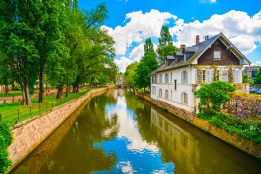 Strazburg, Petite France alanında, UNESCO tarafından su kanalı. Alsa