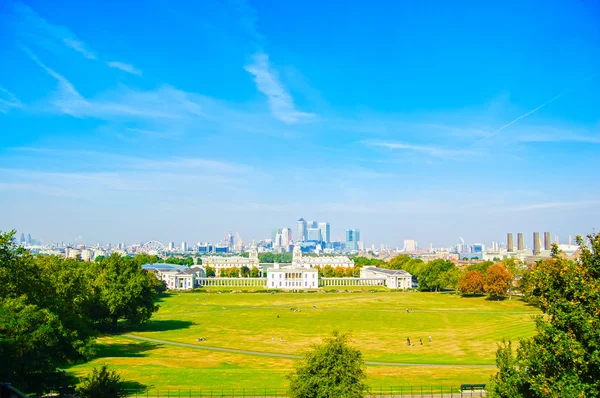 Greenwich park, Ναυτικό Μουσείο και στον ορίζοντα του Λονδίνου σε φόντο — Φωτογραφία Αρχείου