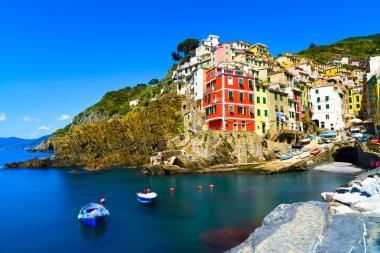 Riomaggiore Köyü, kaya ve gün batımında denize. Cinque terre, ligu