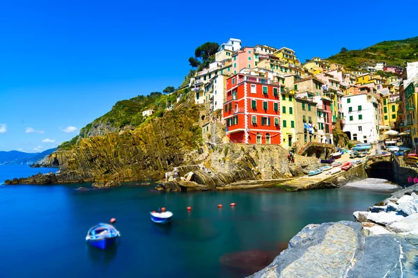 Riomaggiore vesnice, skály a moře při západu slunce. Cinque terre, ligu — Stock fotografie