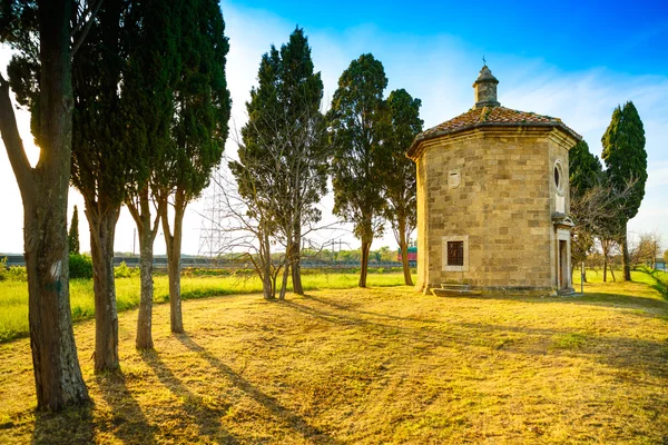 Kościół San Guido Oratorio i cyprysów. Maremma, Toskania — Zdjęcie stockowe