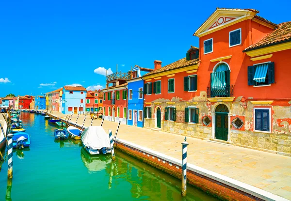 Zabytek Wenecji, kanał na wyspie Burano, kolorowe domy i łodzie, — Zdjęcie stockowe