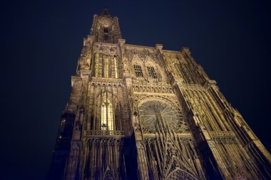 Strazburg, Katedrali Notre Dame gece görünümü. Alsace, Fransa