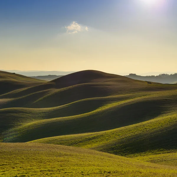 Toscana, atardecer paisaje rural. Colinas rodantes y tierras de cultivo . — Foto de Stock