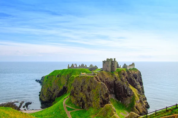 Dunnottar fortaleza medieval escocesa o castillo. Tierras altas de Sco — Foto de Stock