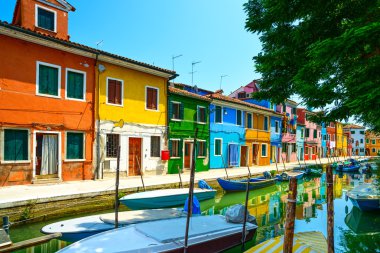 Venedik tarihi, Burano adası kanalı, renkli evler ve tekneler.,