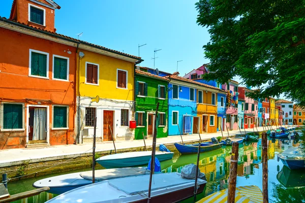Venedigs landmärke, Burano Island kanal, färgglada hus och båtar, — Stockfoto