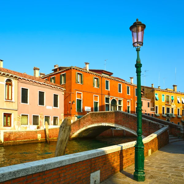 Venice cityscape, street lamp, water canal, bridge and tradition — Stock Photo, Image