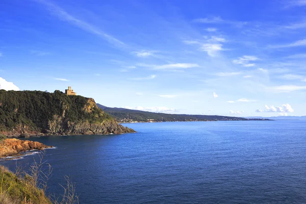 Cliff rock ve denizde günbatımı üzerinde bina. Quercianella, Tusc — Stok fotoğraf