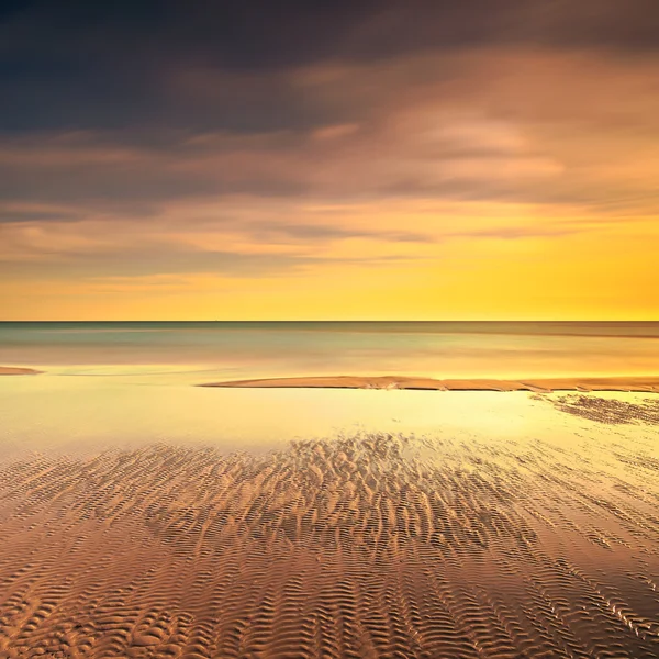 Ocean sandy beach line and warm sunset — Stock Photo, Image