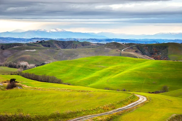 Toscane, landelijke winterlandschap. Platteland boerderij, witte weg een — Stockfoto