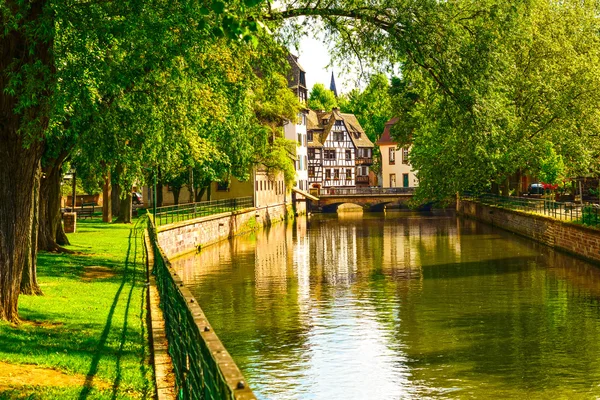 Strasburgo, canale dell'acqua nella zona Petite France, sito Unesco. Alsa. — Foto Stock