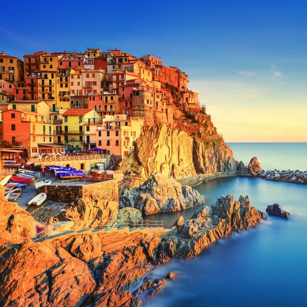 Manarola села, скелі і море на заході сонця. Чінкве-Терре, Італія Ліцензійні Стокові Зображення