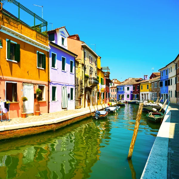 Benátky památka, Burano ostrov kanál, barevné domy a čluny, — Stock fotografie