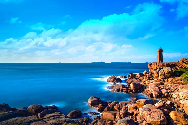 Puesta de sol del faro de Ploumanach en la costa de granito rosa, Bretaña, Fr. —  Fotos de Stock