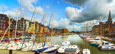 Honfleur manzarası harbor, tekneler ve su. Normandy, Fransa