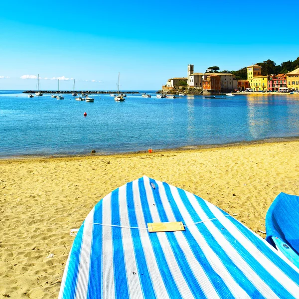 Sestri Levante, stilte baai boot, zee en strand uitzicht. Ligurië, ik — Stockfoto