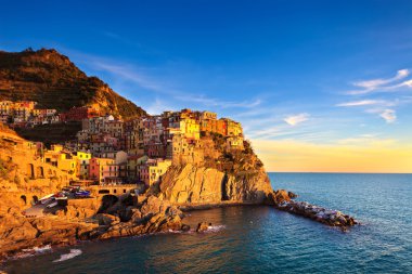 Manarola Köyü, kaya ve gün batımında denize. Cinque terre, İtalya