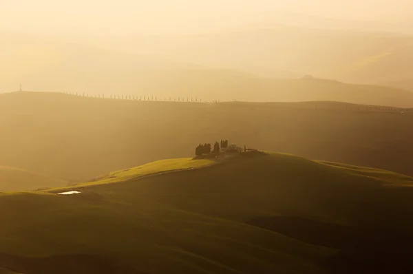 Landbouwgrond in de buurt van Volterra, glooiende heuvels op zonsondergang. Rurale landschap — Stockfoto