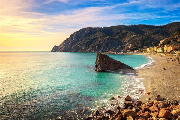 Monterosso beach és a tenger-öbölben. Öt lands, 5 terre Ligury Olaszország — Stock Fotó