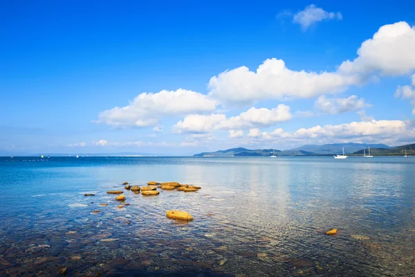 Felsen und Yachten in einer Meeresbucht. punta ala, toskana, italien — Stockfoto