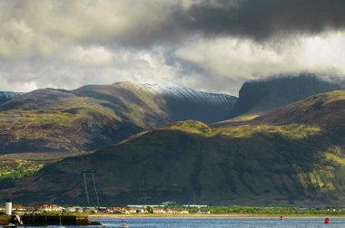 Ben Nevis dağ ve Fort William kasaba. Manzara Highlands