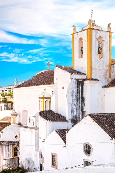 Church and white facades old village Tavira in Alentejo, Portuga — Stock Photo, Image