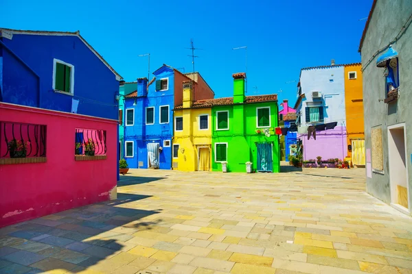 Benátky mezník, burano ostrov ulice, barevné domy, Itálie — Stock fotografie