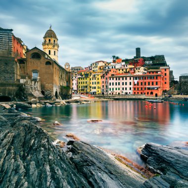 Vernazza harbor Sunset'teki Köyü, kilise, kayalar ve deniz. Cinque