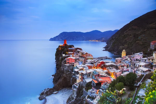 Vernazza vesnice, letecký pohled na západ slunce. Cinque Terre, Ligury, jsem — Stock fotografie