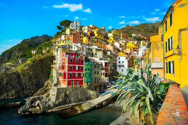 Riomaggiore aldeia, rochas e mar ao pôr do sol. Cinque Terre, Ligu — Fotografia de Stock