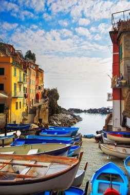 Riomaggiore köy sokak, tekneler ve deniz. Cinque terre, ligury,