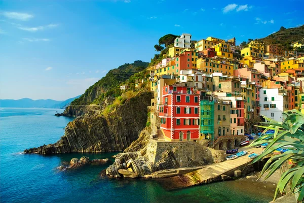 Riomaggiore vesnice, skály a moře při západu slunce. Cinque terre, ligu — Stock fotografie