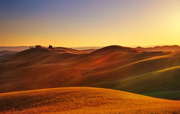 Toscane, zonsondergang rurale landschap. Glooiende heuvels, platteland boerderij — Stockfoto