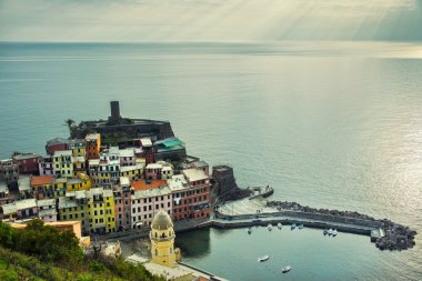 Vernazza Köyü, Sunset'teki havadan görünümü. Cinque Terre, Ligury, ben