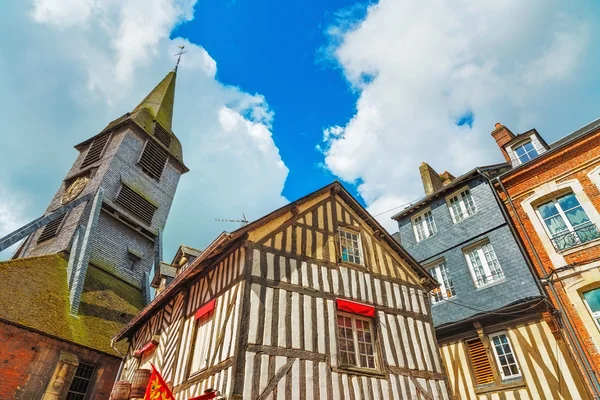 Gamla trä fasader och kyrkan i Honfleur Normandie, Frankrike. — Stockfoto