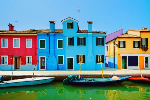 Zabytek Wenecji, kanał na wyspie Burano, kolorowe domy i łodzie, — Zdjęcie stockowe