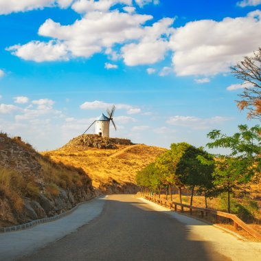Consuegra yolda ve Don Kişot yel değirmeni. Kastilya La Mancha