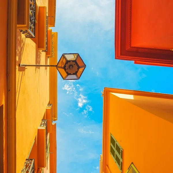 Resumo urbano. Lâmpada de rua, vermelho amarelo laranja casa fachada e — Fotografia de Stock