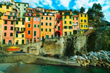 Riomaggiore Köyü, kaya ve eski geleneksel evleri. Cinque Te