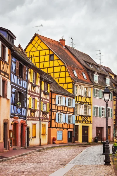 Colmar, Petit Venice, rua, candeeiro e casas tradicionais. Alsac... — Fotografia de Stock